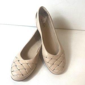 Clarks collection Womens Size 8 W Comfort Shoe Slip On Flats Beige Leather Woven